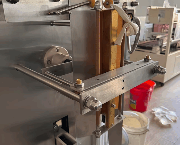 SJ-ZF 2000 LIQUID PACKING MACHINE WITHOUT PLC - Image 12